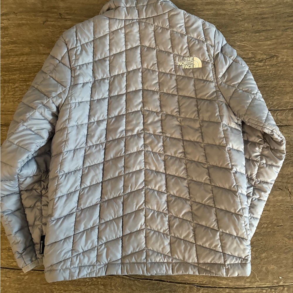 LIKE NEW!  The North Face boys thermoball jacket in light grey size small (7/8)